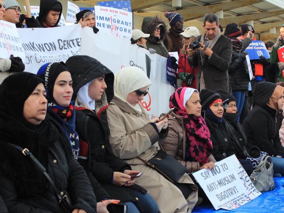Varios inmigrantes protestan en Nueva York contra el veto migratorio, este viernes.