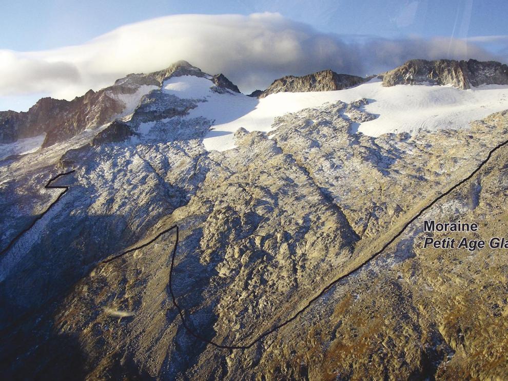 Esta imagen, tomada en 2011, muestra el glaciar del Aneto y la superficie que ocupaba en el siglo XIX, 228 ha. Hace 15 años quedaban 90 ha y desde entonces ha perdido una tercera parte. Su forma de W propiciará que se rompa por un extremo.