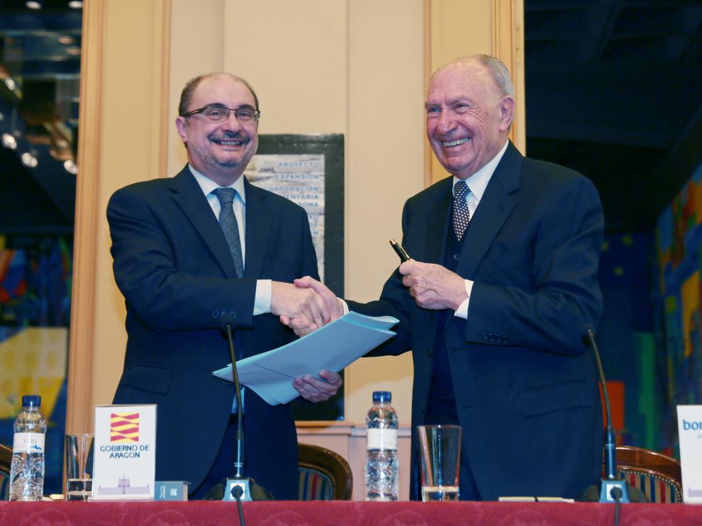 El presidente del Gobierno de Aragón, Javier Lambán, y el de BonÁrea, Jaume Alsina, firman el convenio.