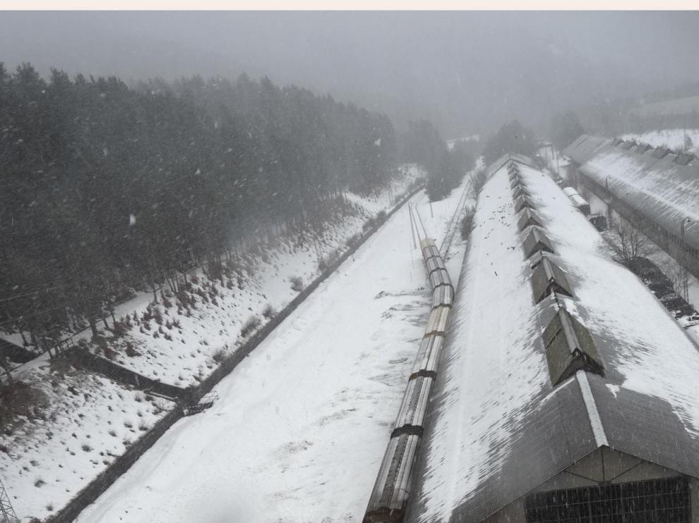 El último tren del maíz desde el silo. El convoy salió sobre las 14.00 bajo una nevada de la estación de Canfranc hacia Martorell (Barcelona) donde está la empresa Cargill, destinataria del maíz que traen desde Pau.