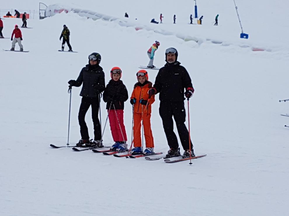 La Familia Real disfruta de una jornada de esquí en el valle del Aragón, en el dominio esquiable 100K Candanchú Astún, en la parte de Astún.
