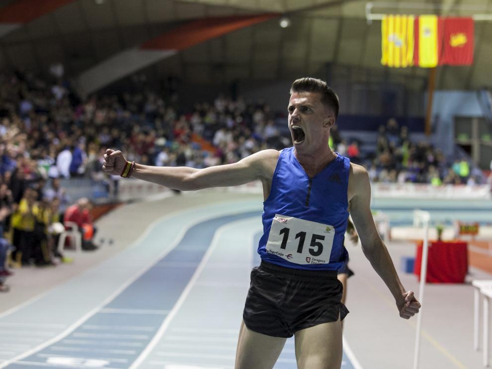 Un eufórico Carlos Mayo celebra sobre la línea de meta su victoria en la final de 3.000 metros lisos.