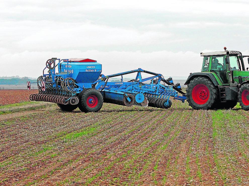 Un tractor en un campo de agricultura ecológica de la provincia.