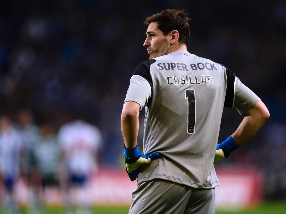 Iker Casillas, pensativo durante el Oporto-Benfica.