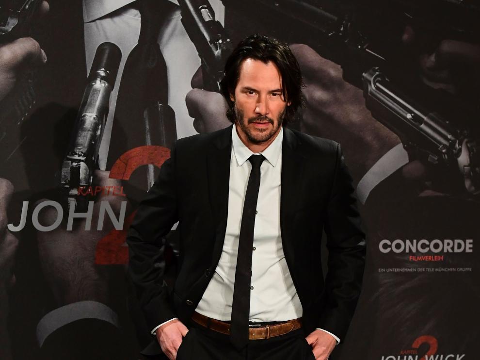 Keanu Reeves presentando su nueva película.