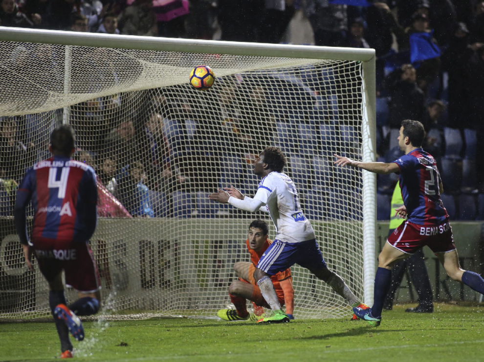 Dongou, en el preciso momento en el que se dispone a cabecear a placer el 1-1 en Huesca, tras fallar el portero Sergio Herrera en el despeje del centro-chut que lanzó Cabrera desde la banda izquierda.
