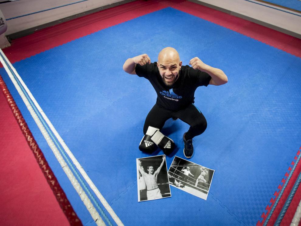 Eloy Iglesias emula a su ídolo, Perico Fernández, ayer en el ring del gimnasio Seúl de Zaragoza.