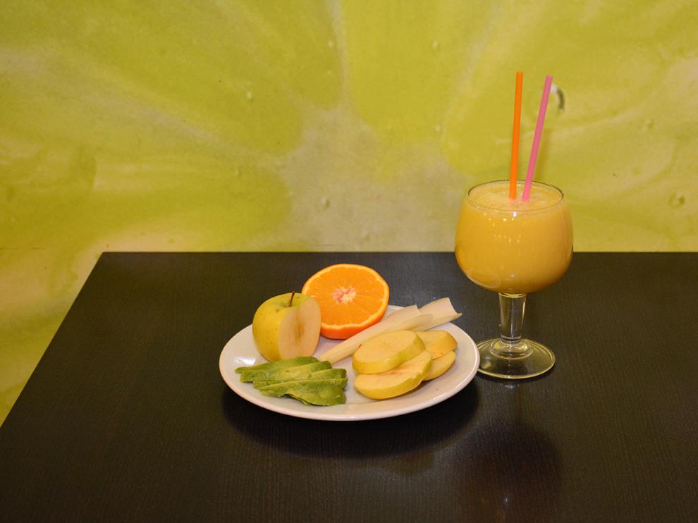 Zumo de aguacate, apio y manzana