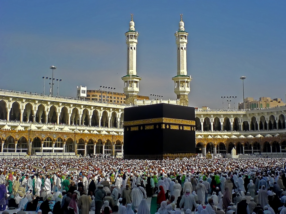 La Kaaba entre los peregrinos.
