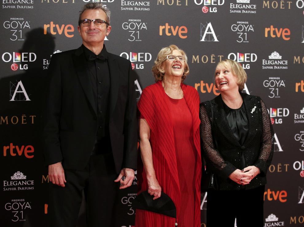 La alcaldesa de Madrid, Manuela Carmena, junto a la presidenta de la Academia del Cine, Yvonne Blake, y el entonces vicepresidente, Mariano Barroso, en una imagen de archivo.