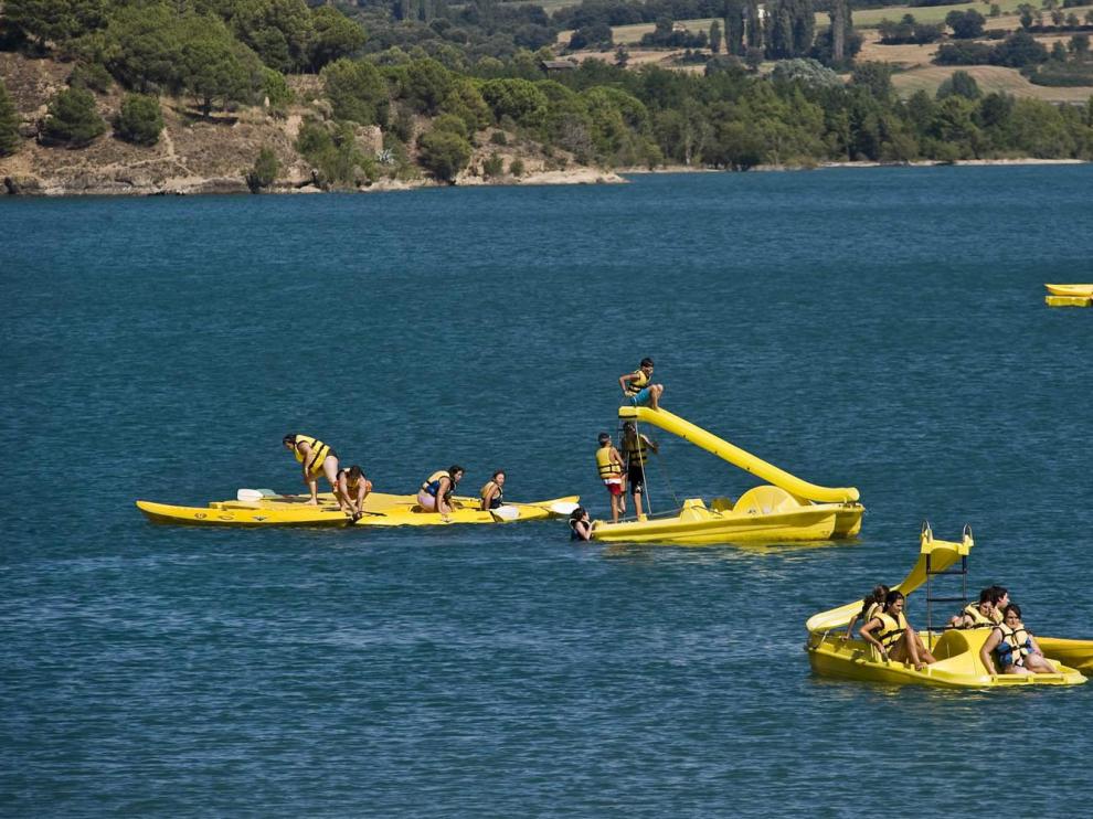 La navegación es uno de los atractivos turísticos de Barasona durante los meses de verano.