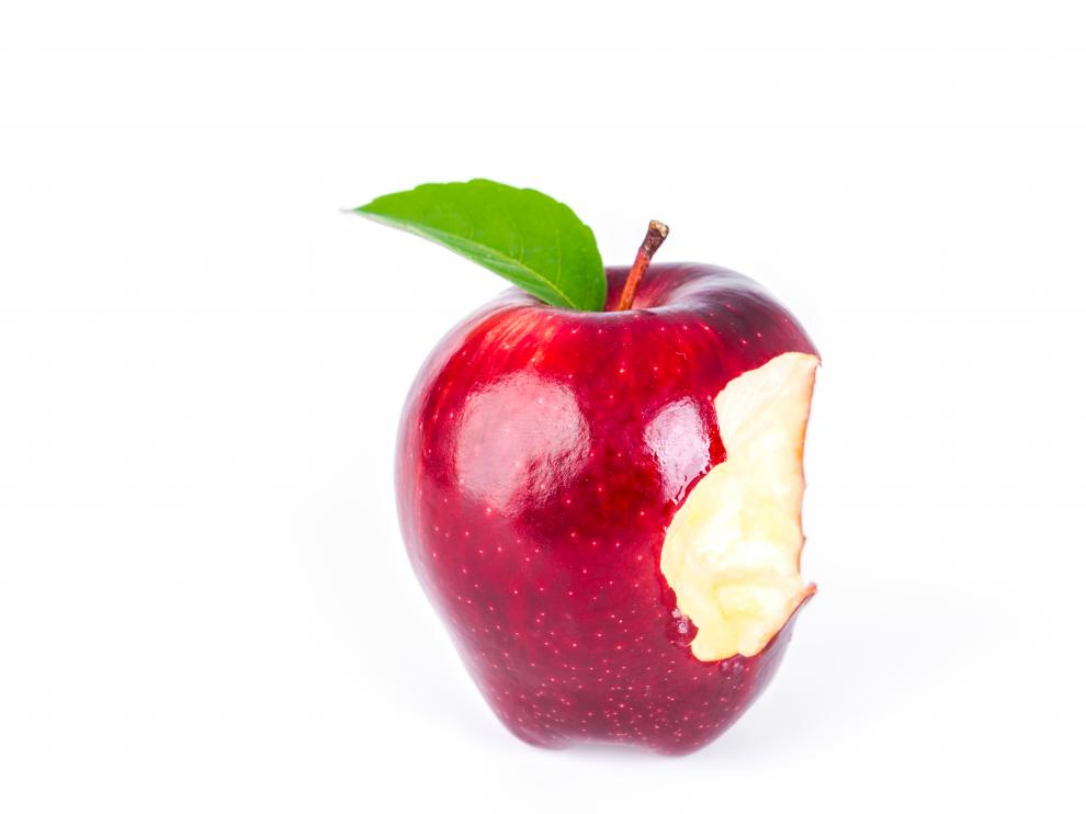 Las manzanas ayudan a limpiar la superficie de los dientes y encías