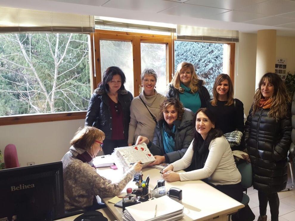 La Plataforma Ciudadana pro Hospital de Jaca ha registrado las firmas en la oficinas del Gobierno de Aragón.