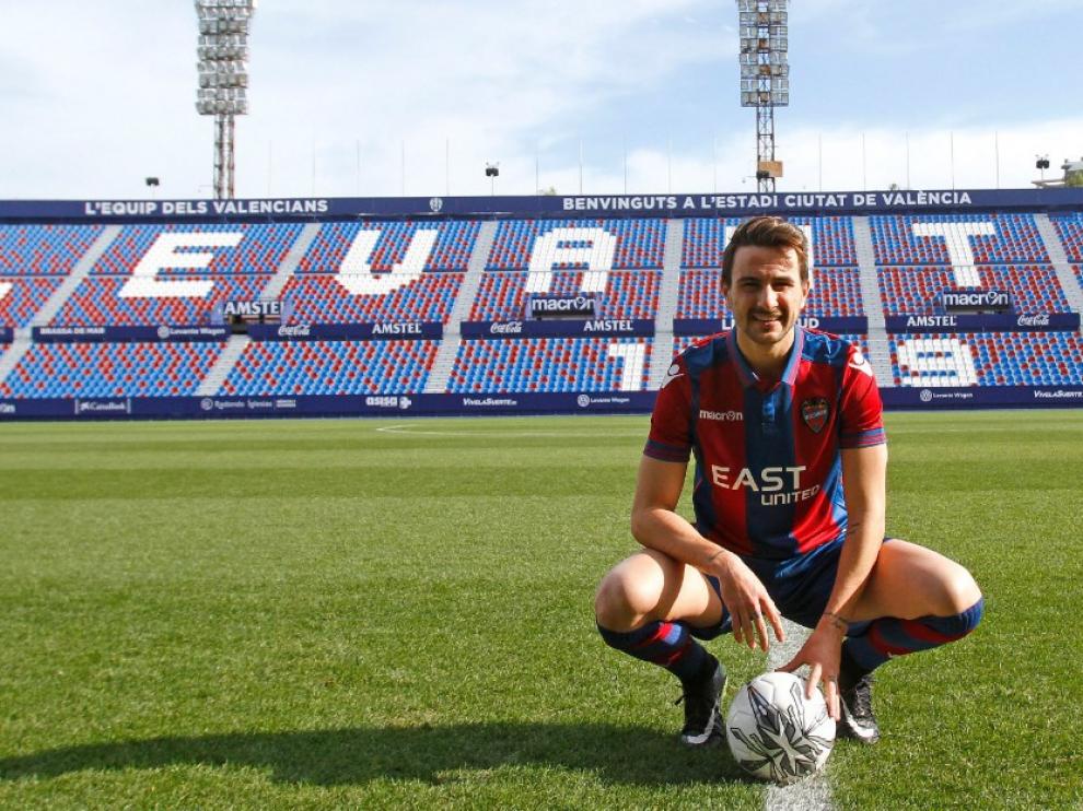 Juan Muñoz en su presentación como futbolista del Levante.