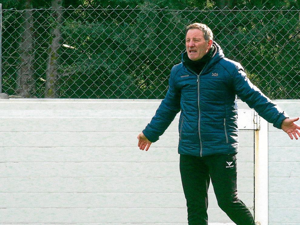 Anquela se dirige a sus jugadores durante un entrenamiento