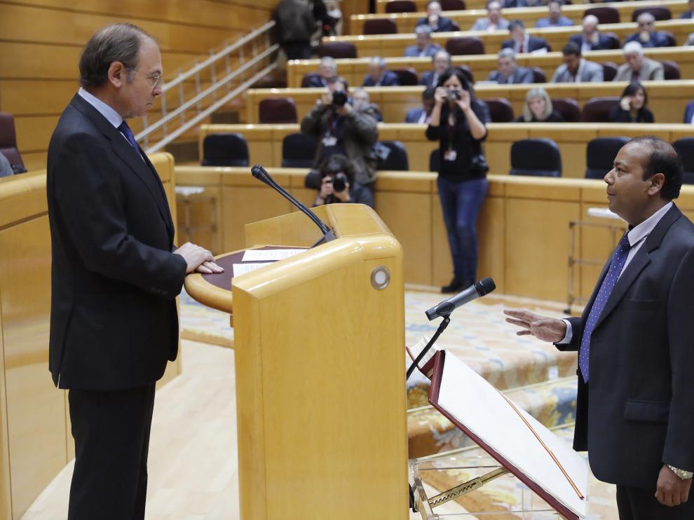 El senador hindú de ERCMasih i Nahar prometió acatar la Carta Magna "hasta la República catalana por imperativo legal".