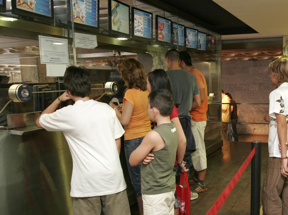 Jóvenes haciendo fila para comprar las entradas del cine.