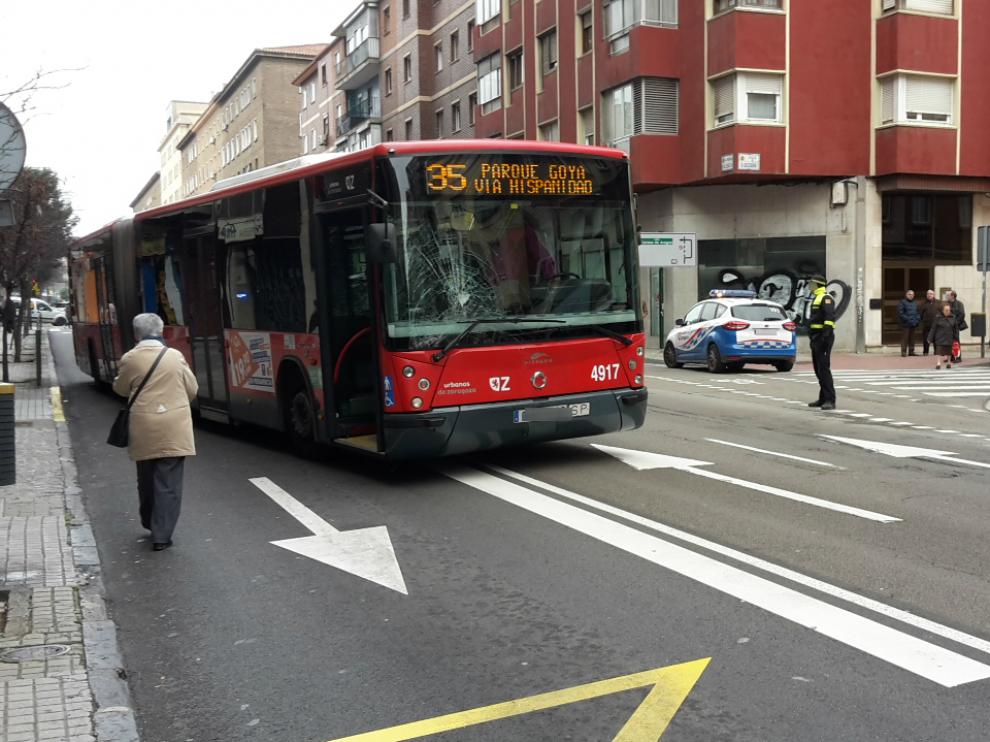 Un peatón, herido tras ser atropellado por un autobús en las Delicias