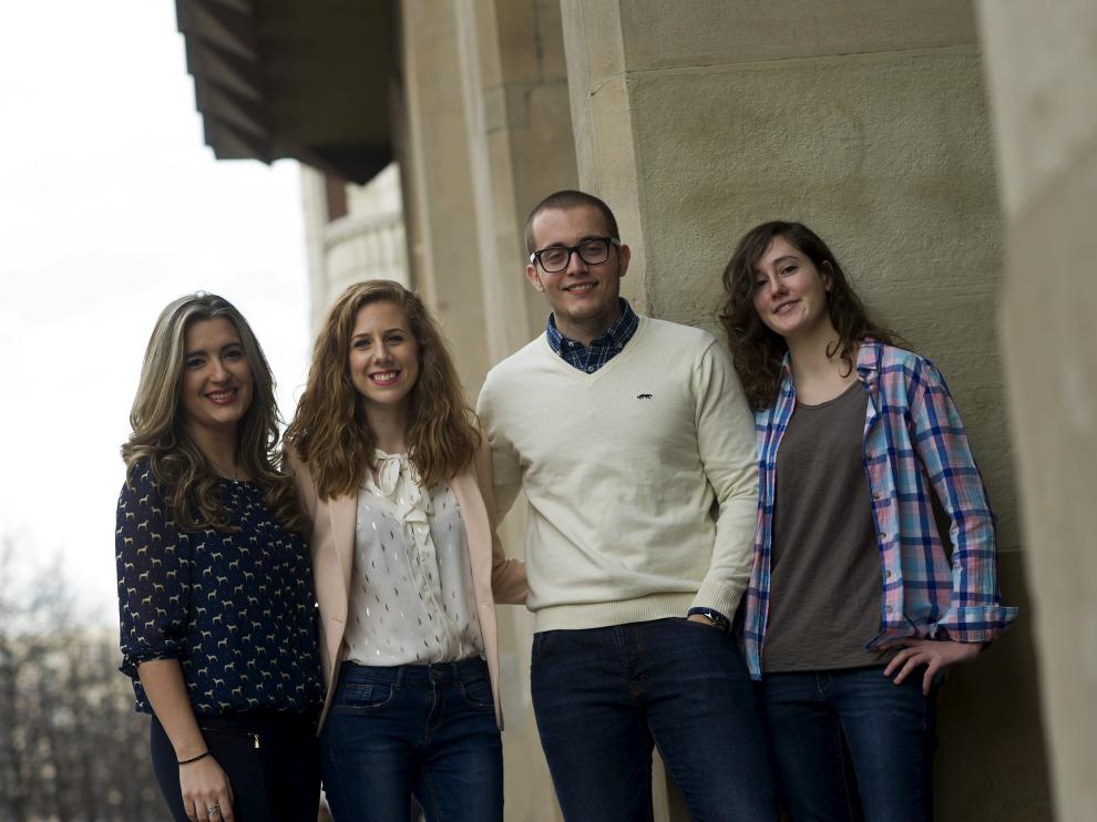Cuatro médicos recién licenciados. María Fernando, Silvia Aguas, Francisco Jiménez y_Ana Biel hicieron hace unas semanas el MIR que les permitirá especializarse en los próximos años. Consideran que el modelo sanitario tiene que cambiar y dar mayor protagonismo y recursos a la Atención Primaria. Dicen que hay especialidades más codiciadas, pero ellos aseguran que eligen según sus gustos, no por la demanda profesional.