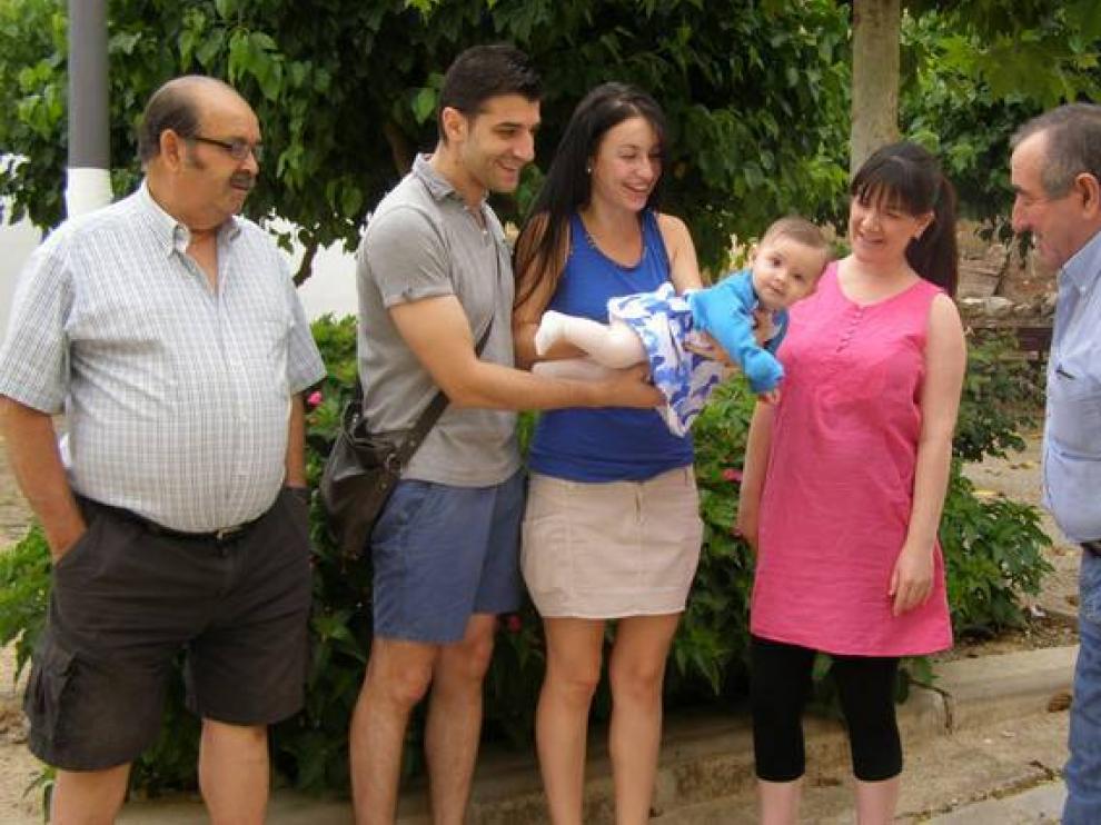 Algunos municipios de Aragón mantienen la ayuda del cheque bebé.