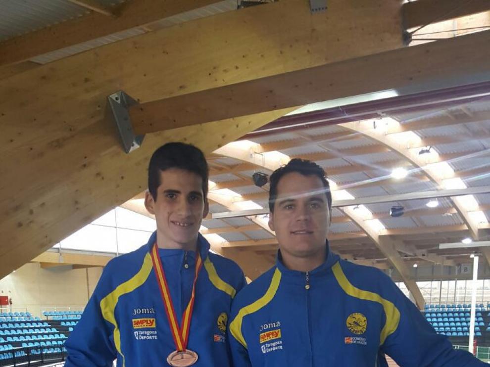 César Larrosa posa junto a su entrenador.
