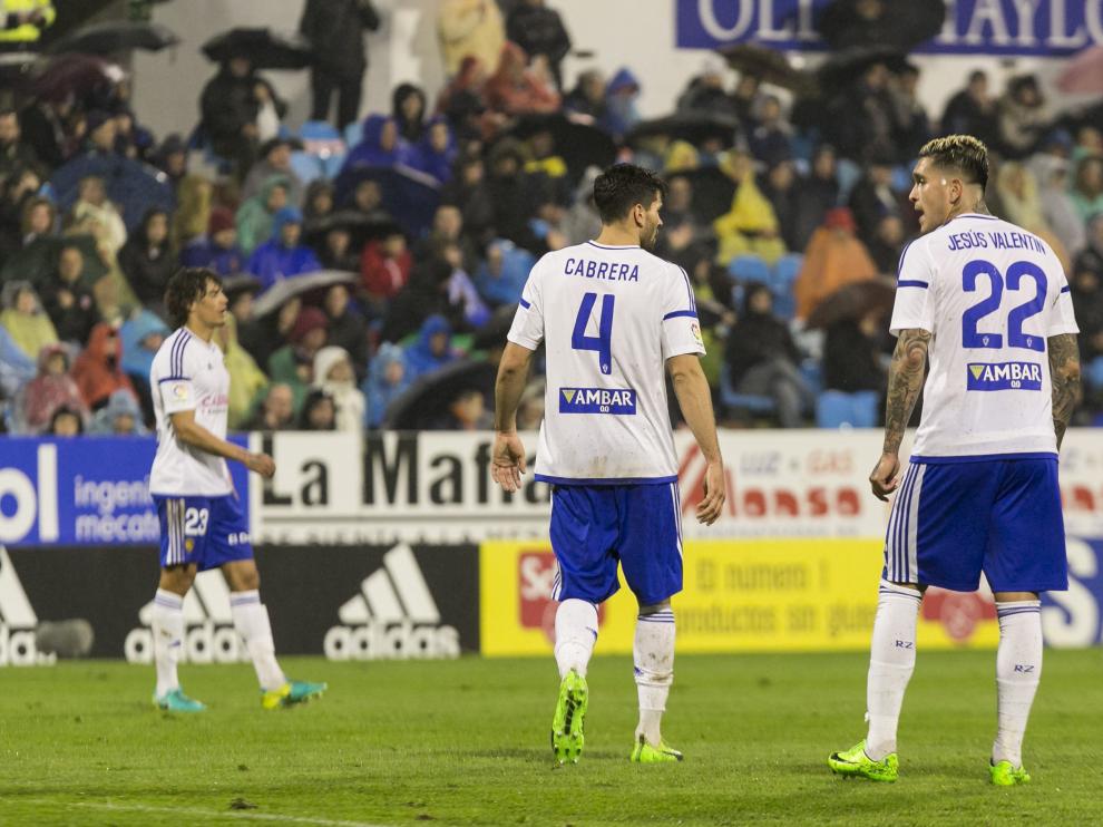 Cabrera y Valentín dialogan durante el partido contra el Levante, con Feltscher al fondo.