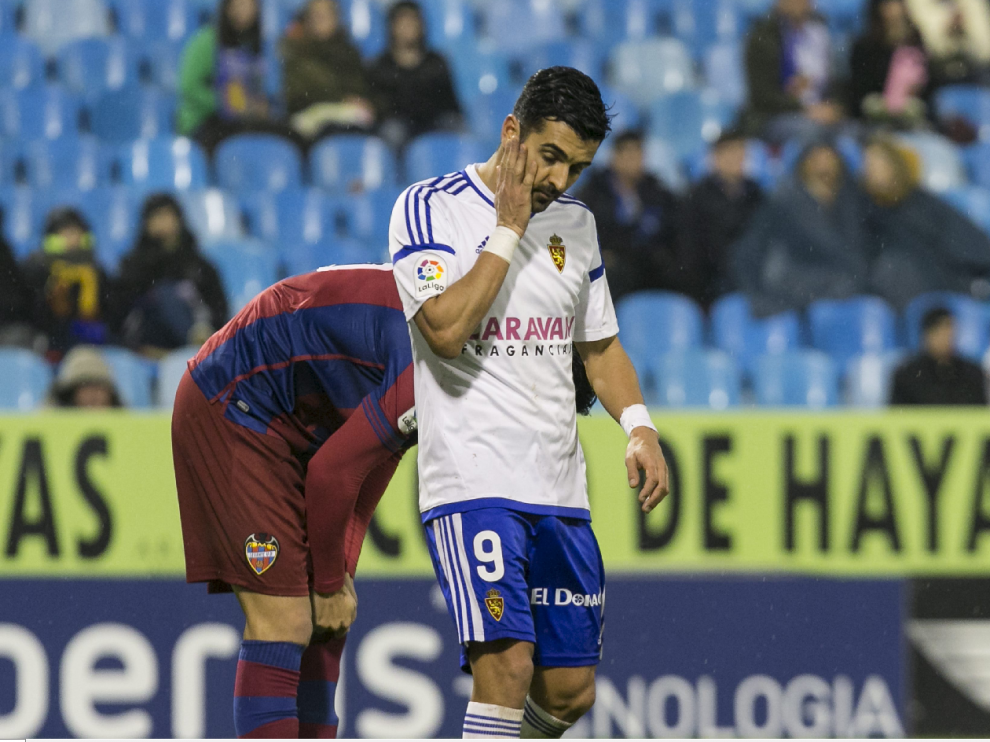 Ángel se lamenta tras fallar un mano a mano ante el portero del Levante, Raúl Fernández, en el minuto 2 del partido del este sábado.
