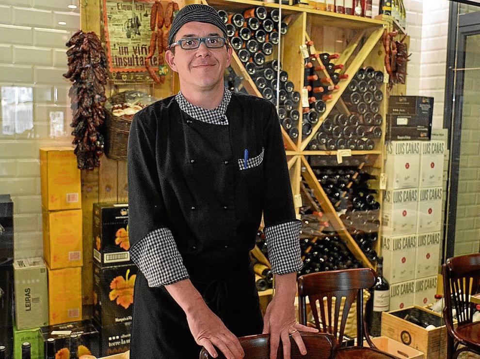 El cocinero Luis Miguel Sanz, líder del equipo que trabaja en la Taberna 1941.