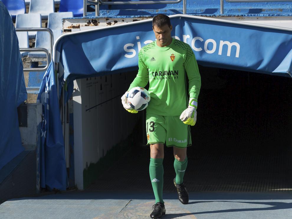Sebastián Saja salta al campo de La Romareda por el túnel central.