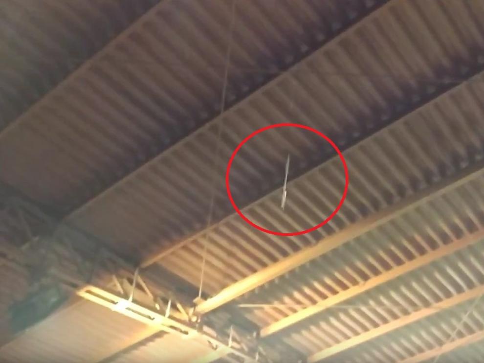 Una de las goteras en la curva norte de la instalación municipal