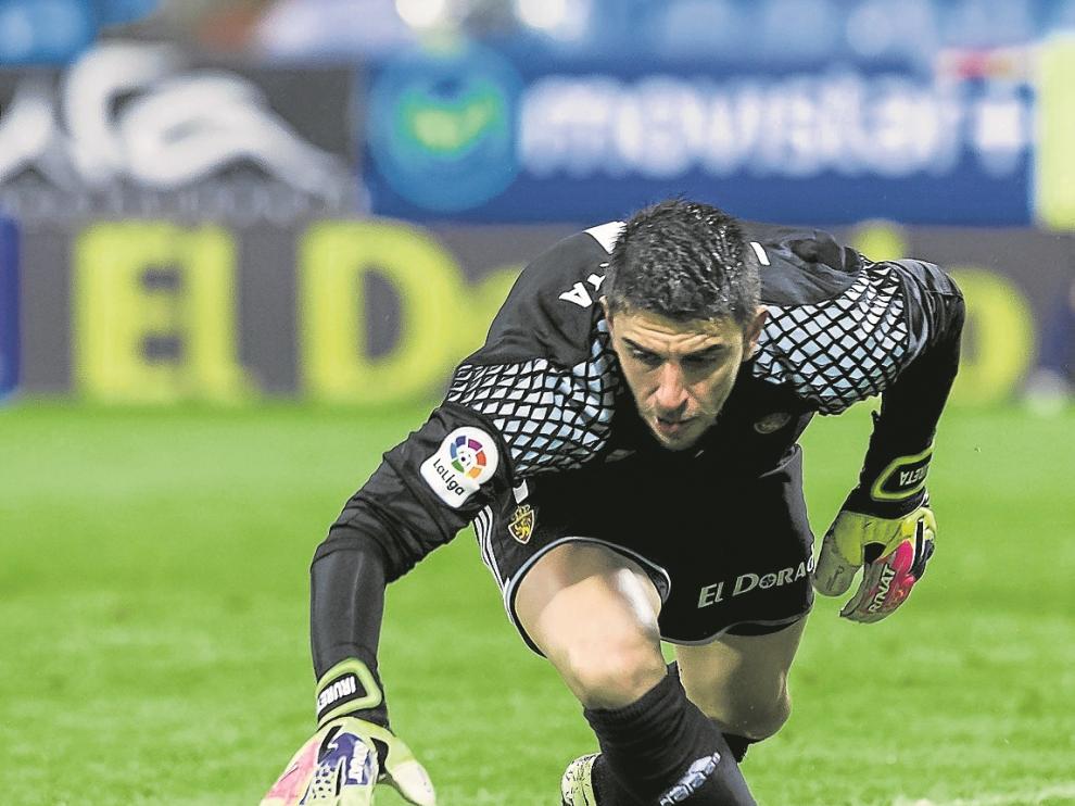 Irureta persigue una pelota suelta en el partido contra el Levante.