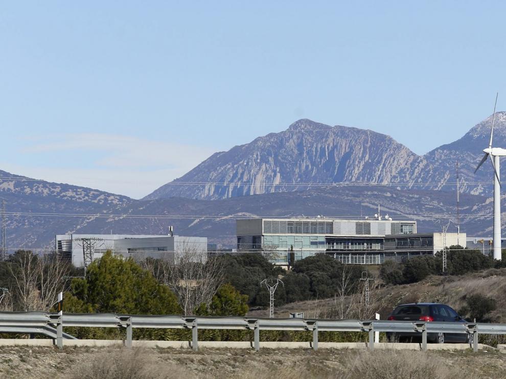 Vista panorámica del parque tecnológico Walqa con Guara nevado al fondo.