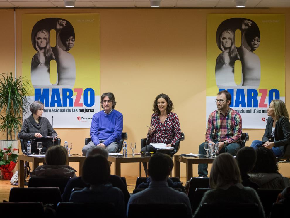 Un momento de la mesa redonda en la Casa de la Mujer