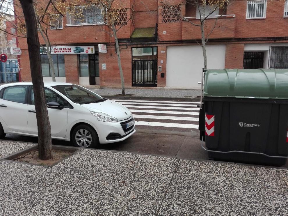 El nuevo paso de peatones que genera quejas en el camino del Pilón de Miralbueno.