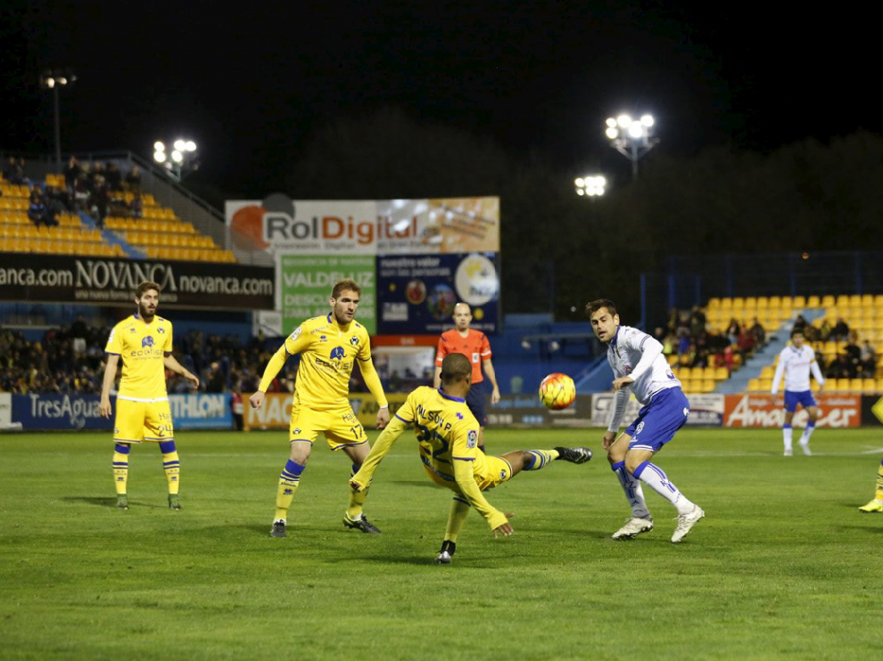 Cinco jugadores del Alcorcón rodean al zaragocista Dorca en el partido jugado por el Real Zaragoza en Santo Domingo el año pasado (ganaron los locales 1-0, en un partido de su sello, con gol de Óscar Plano). Es el modo de defender del Alcorcón en su pequeño campo.