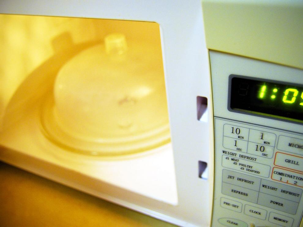 El microondas, un imprescindible en la cocina.