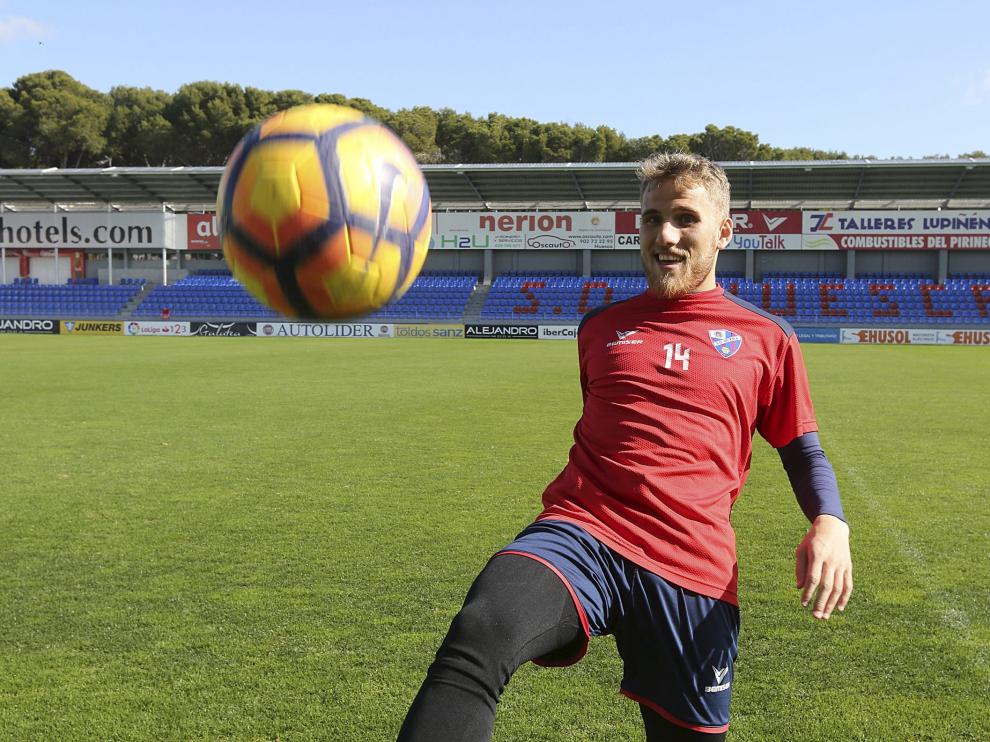 Samu Sáiz dando unos toques al balón en la mañana de ayer en El Alcoraz.