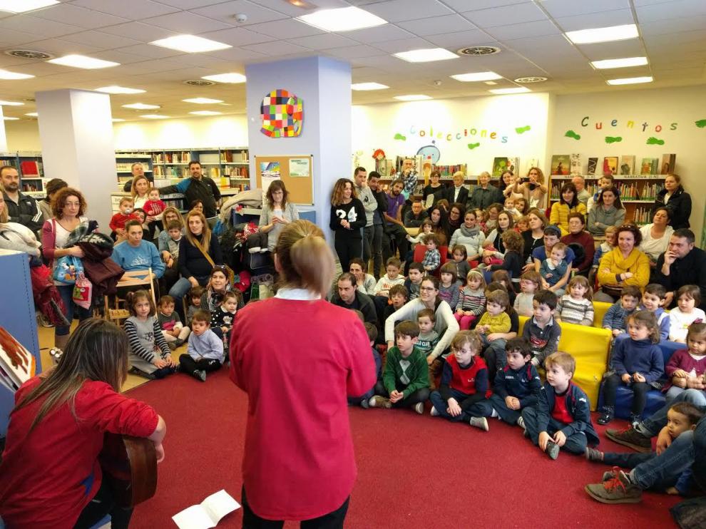 Un momento del taller trilingüe en la biblioteca.