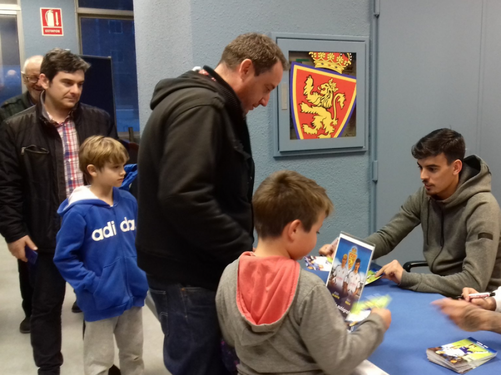 Edu Bedia y Jesús Valentín, durante el acto de firma de autógrafos y atención a la afición zaragocista que protagonizaron en la tarde de este jueves en la sede del club.
