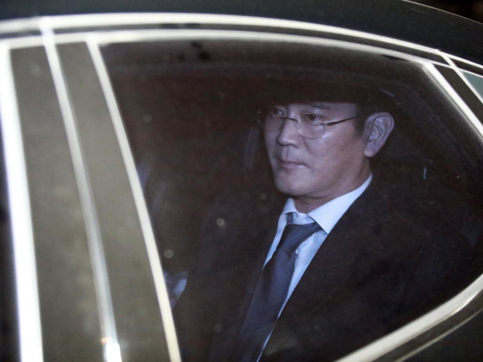 Lee Jae-yong accediendo al centro de detención, en espera de la decisión del tribunal.