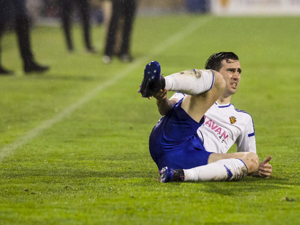 Manu Lanzarote se queda de una dura entrada de un rival del Levante, el pasado domingo en La Romareda, cuando vio la 4ª tarjeta de su segundo ciclo de castigo.