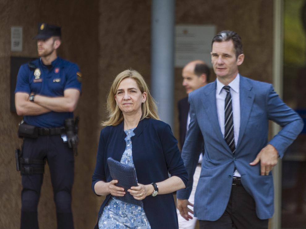 Fotografía de archivo, tomada el 14/6/2016, de la infanta Cristina y su marido, Iñaki Urdangarín,a su salida de la sede de la Escuela Balear de la Administración Pública (EBAP) de Palma .La Audiencia de Palma notificará mañana a mediodía la sentencia del caso Nóos, que determinará la absolución o condena de la infanta Cristina, su marido, Iñaki Urdangarin, y las otras 15 personas que compartieron con ellos el banquillo de los acusados.