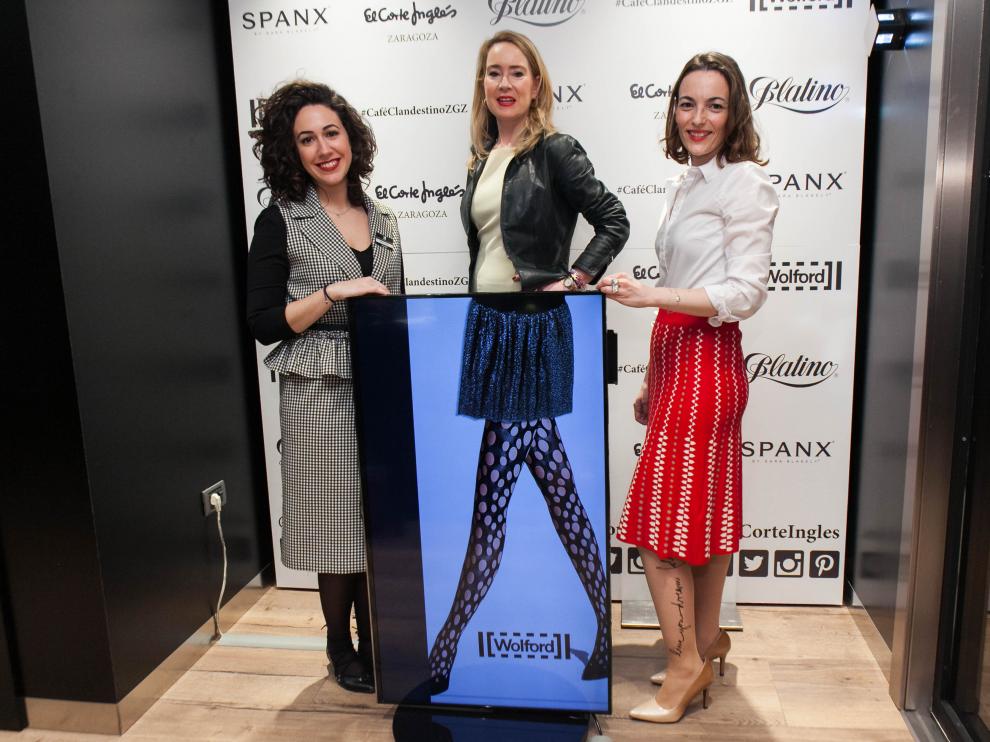 Ingrid Otero e Isabel Paricio, de El Corte Inglés, junto una de las ´blogger que posó durante el evento.