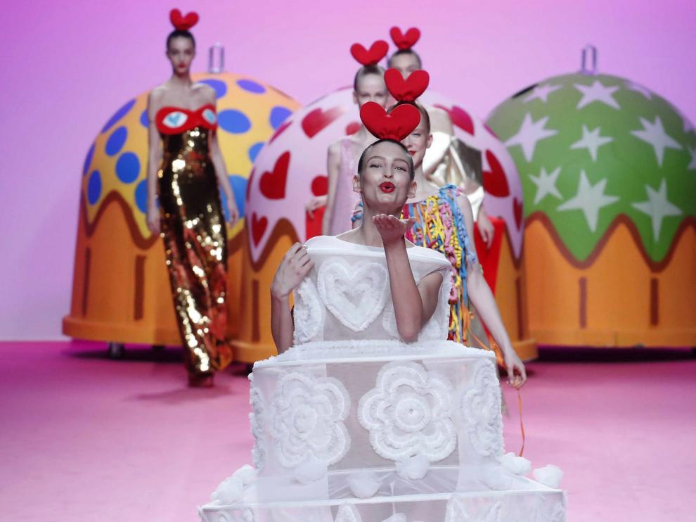 Ágatha Ruiz de la Prada llena de color la pasarela
