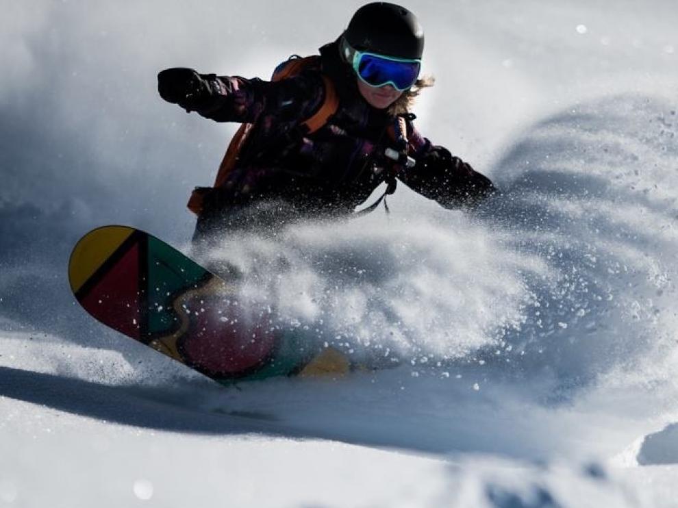Ana Salvador, en acción con su tabla de snow en un descenso sobre la nieve.