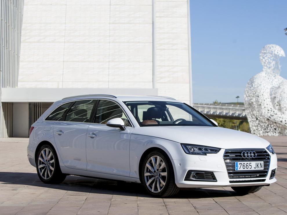 El Audi A4 Avant o familiar, junto al Palacio de Congresos de la Expo, en Zaragoza.