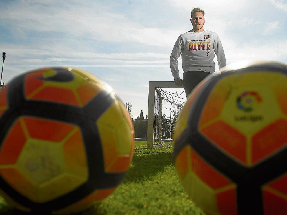 El defensa del Real Zaragoza Jesús Valentín posa sobre una portería de entrenamiento, ayer en la Ciudad Deportiva