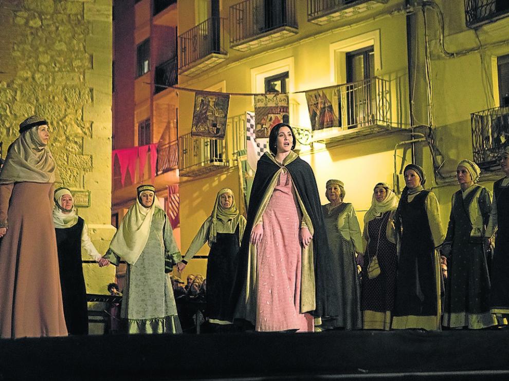Las mujeres y el beso de Isabel y Diego, los protagonistas.