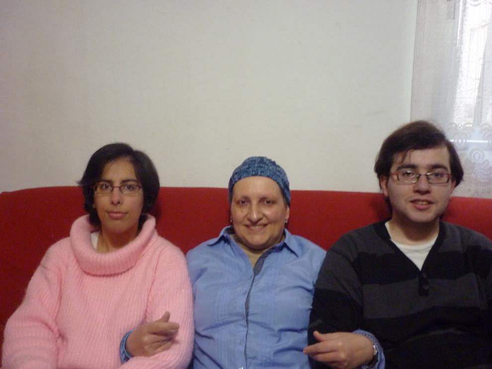 Ana, en el medio, junto a sus hijos Lorena y Jorge, ambos con síndrome de Asperger.