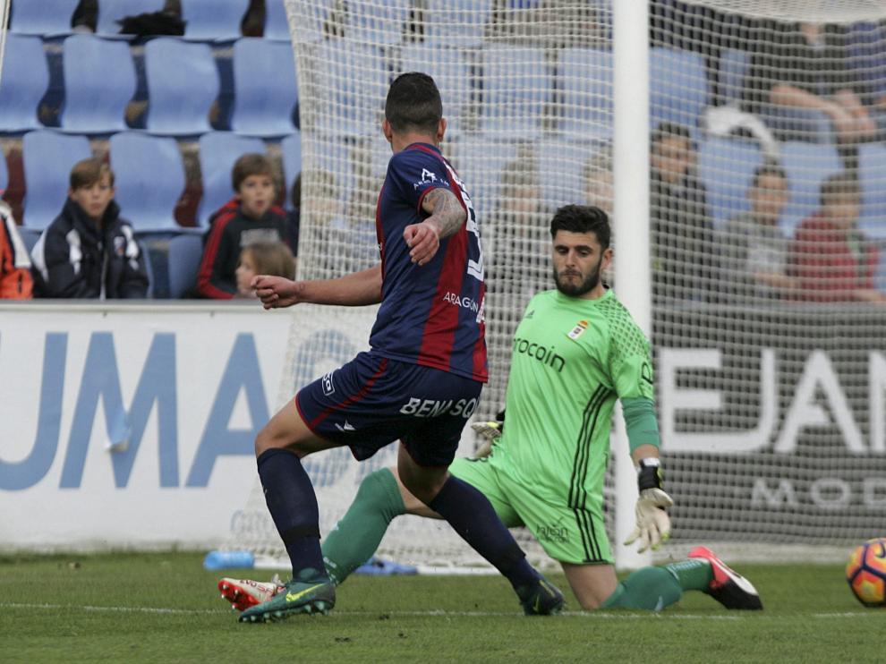 Borja Lázaro supera al portero del Oviedo para anotar un gol en esta temporada.